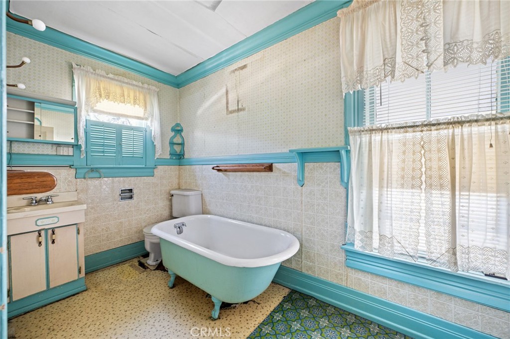 337 West Bennett Avenue Glendora, CA 91741 - Photo 31 of 67 a bathroom with a sink a toilet a mirror and a tub