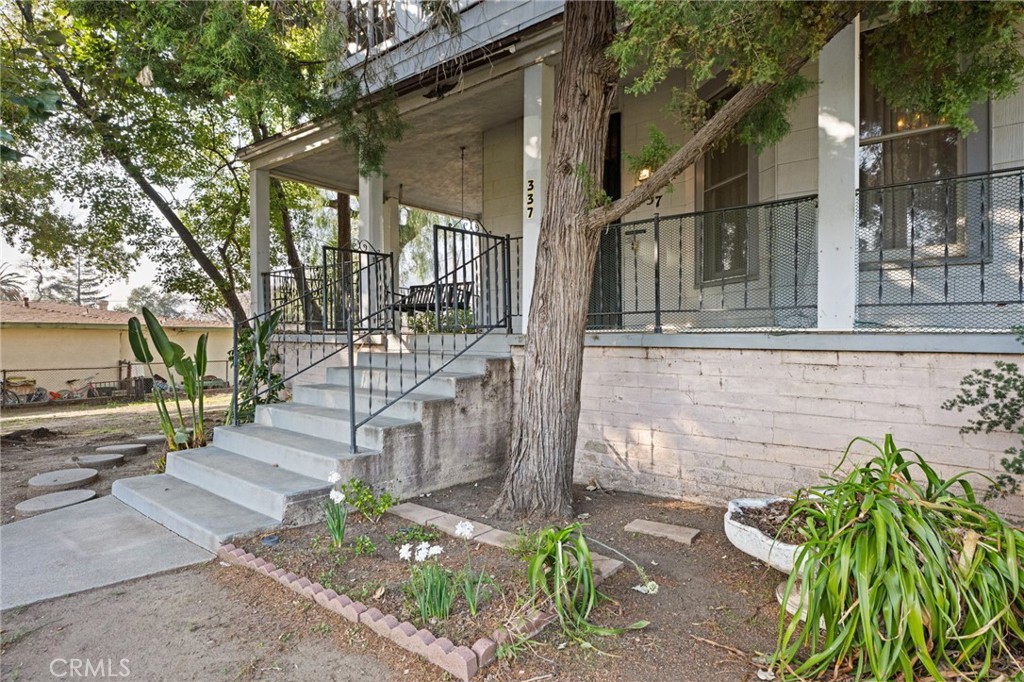 337 West Bennett Avenue Glendora, CA 91741 - Photo 5 of 67 a view of a house with a street