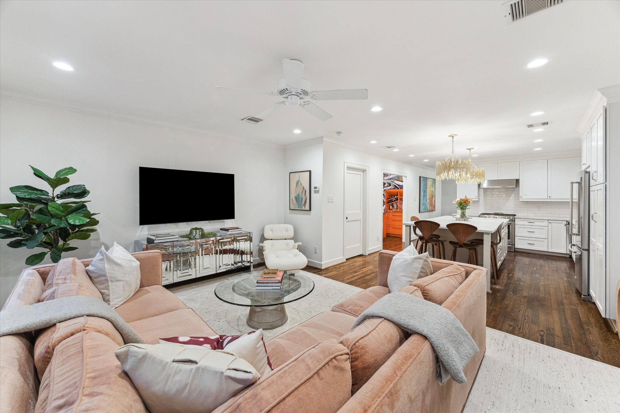 2124 Sul Ross Street Houston, TX 77098 - Photo 14 of 36 Family room is open to the Kitchen.