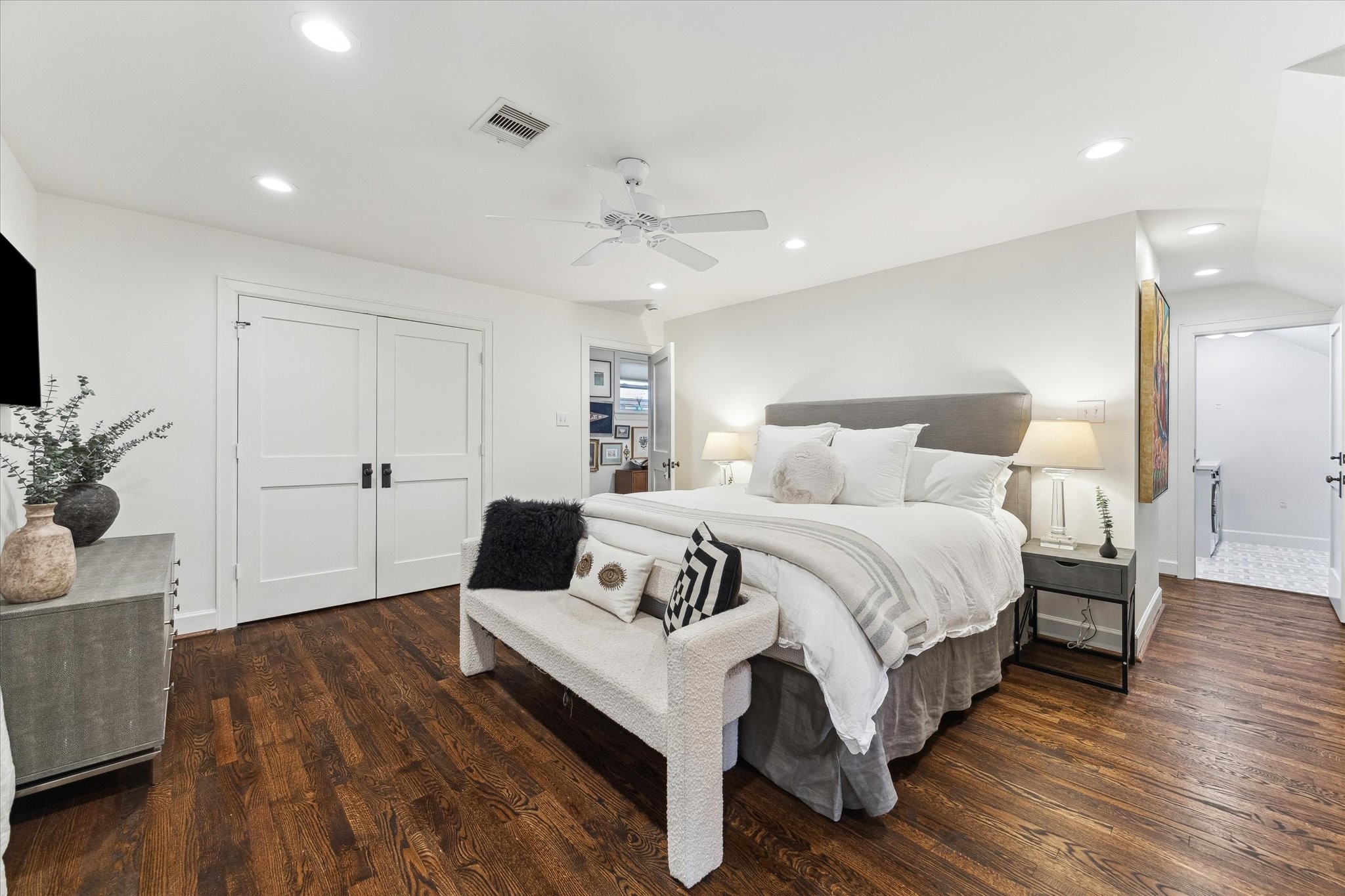 2124 Sul Ross Street Houston, TX 77098 - Photo 20 of 36 Alt view of the primary bedroom. One closet through double doors. Utility Room at right.