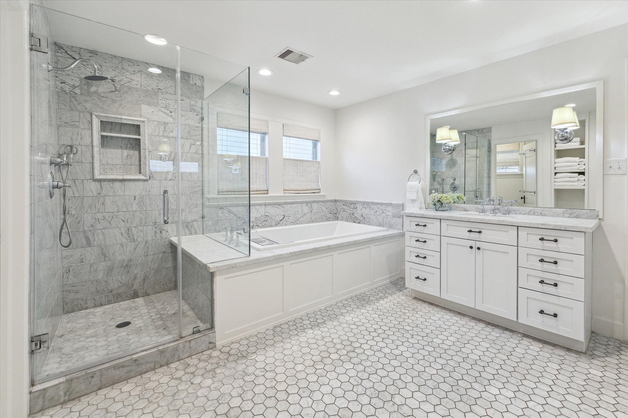 2124 Sul Ross Street Houston, TX 77098 - Photo 24 of 36 Primary bath.