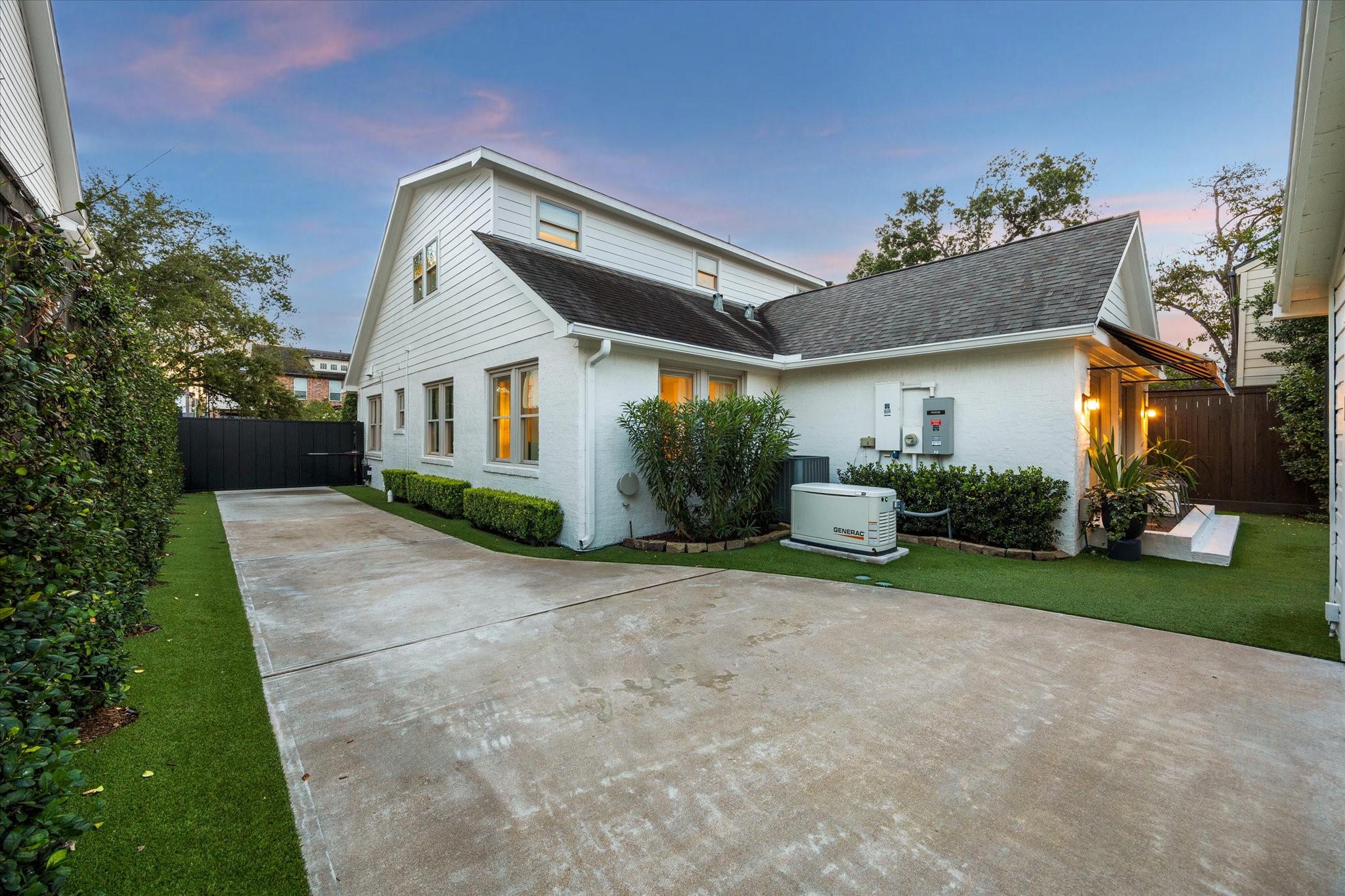 2124 Sul Ross Street Houston, TX 77098 - Photo 27 of 36 Gated driveway and full home generator!