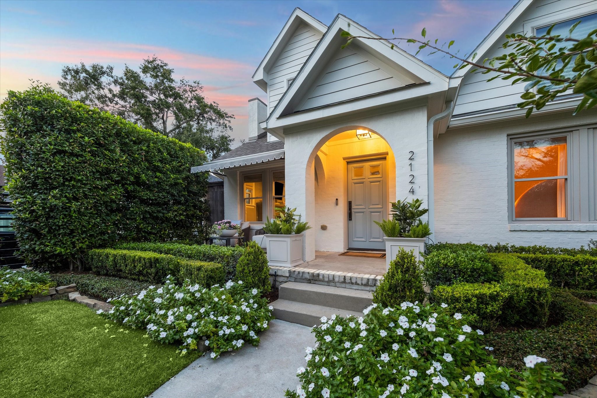 2124 Sul Ross Street Houston, TX 77098 - Photo 4 of 36 This 1930s charmer features wood floors, upscale finishes throughout, and countless conveniences.