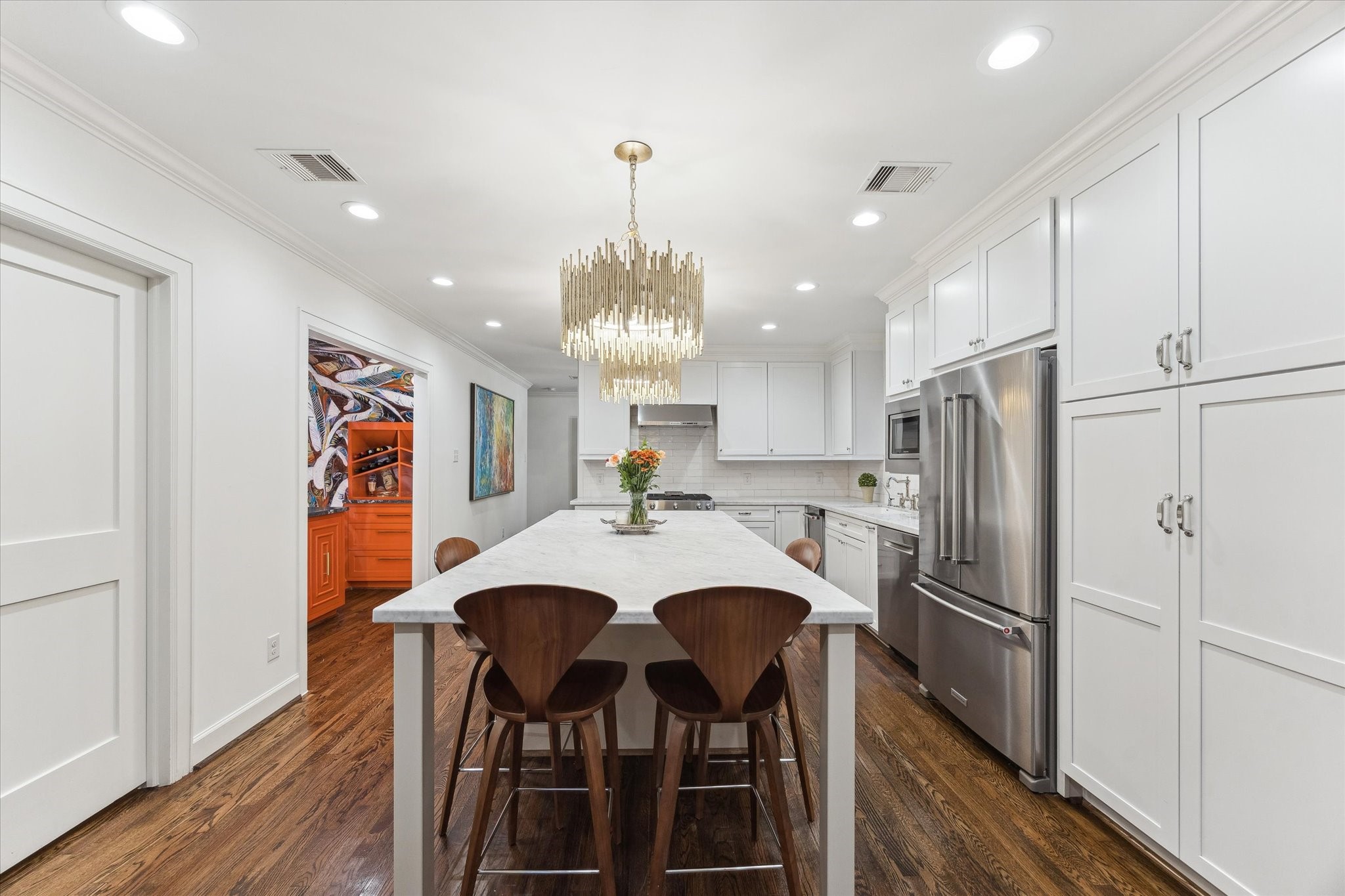 2124 Sul Ross Street Houston, TX 77098 - Photo 10 of 36 Located off the Family Room, kitchen bar accommodates up to six bar stools. Ample storage and counter space.