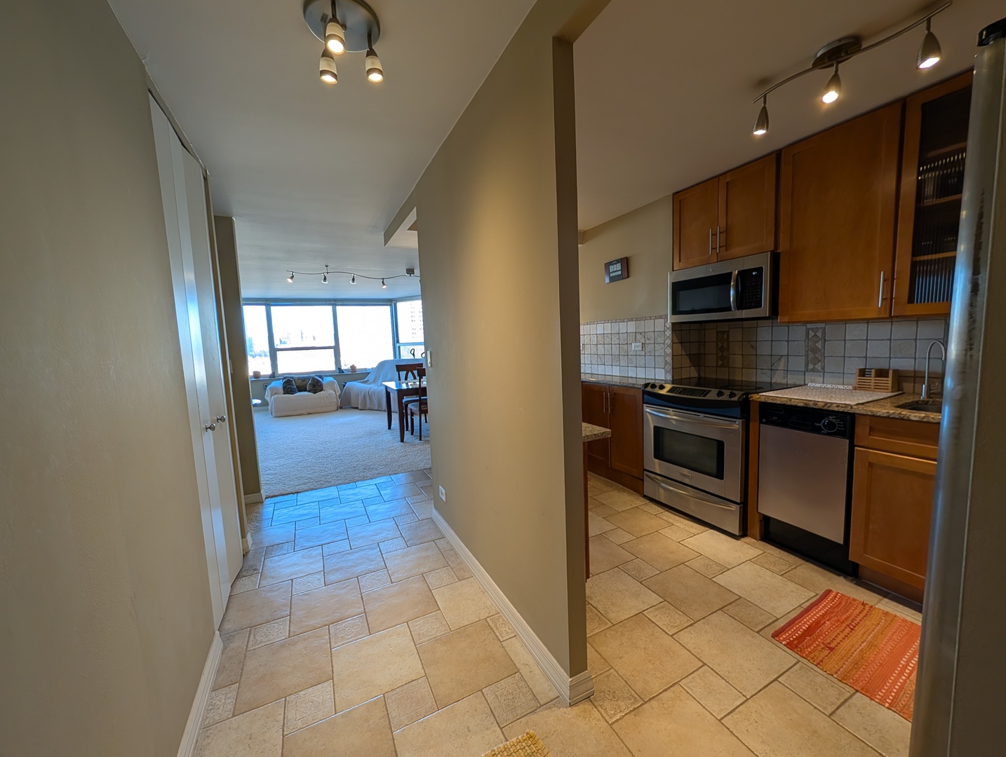 720 West Gordon Terrace, Unit 6K Chicago, IL 60613 - Photo 5 of 33