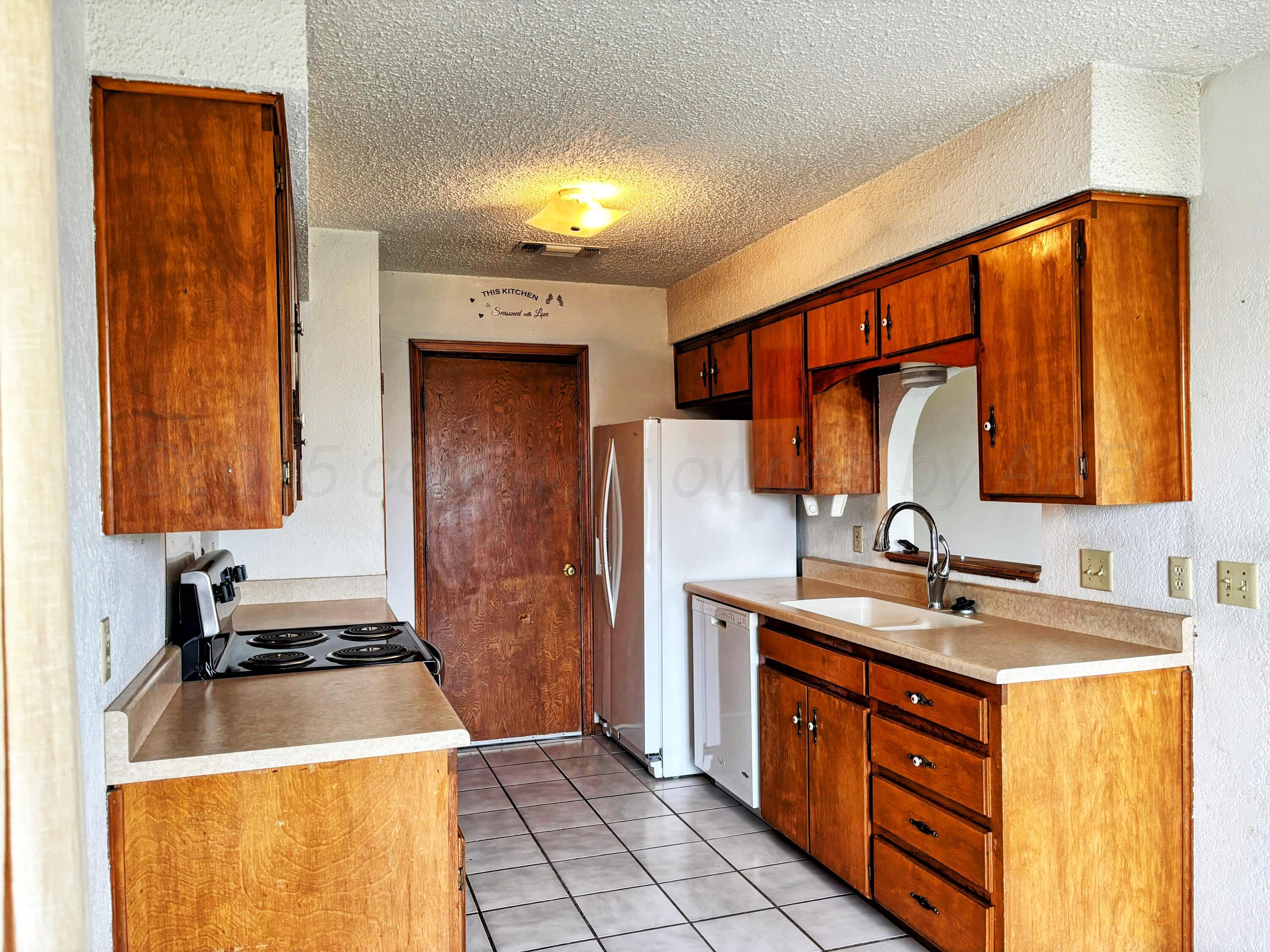 2913 South Birch Street Perryton, TX 79070 - Photo 5 of 32 Birch kitchen
