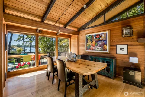 a view of a livingroom with lounge chair
