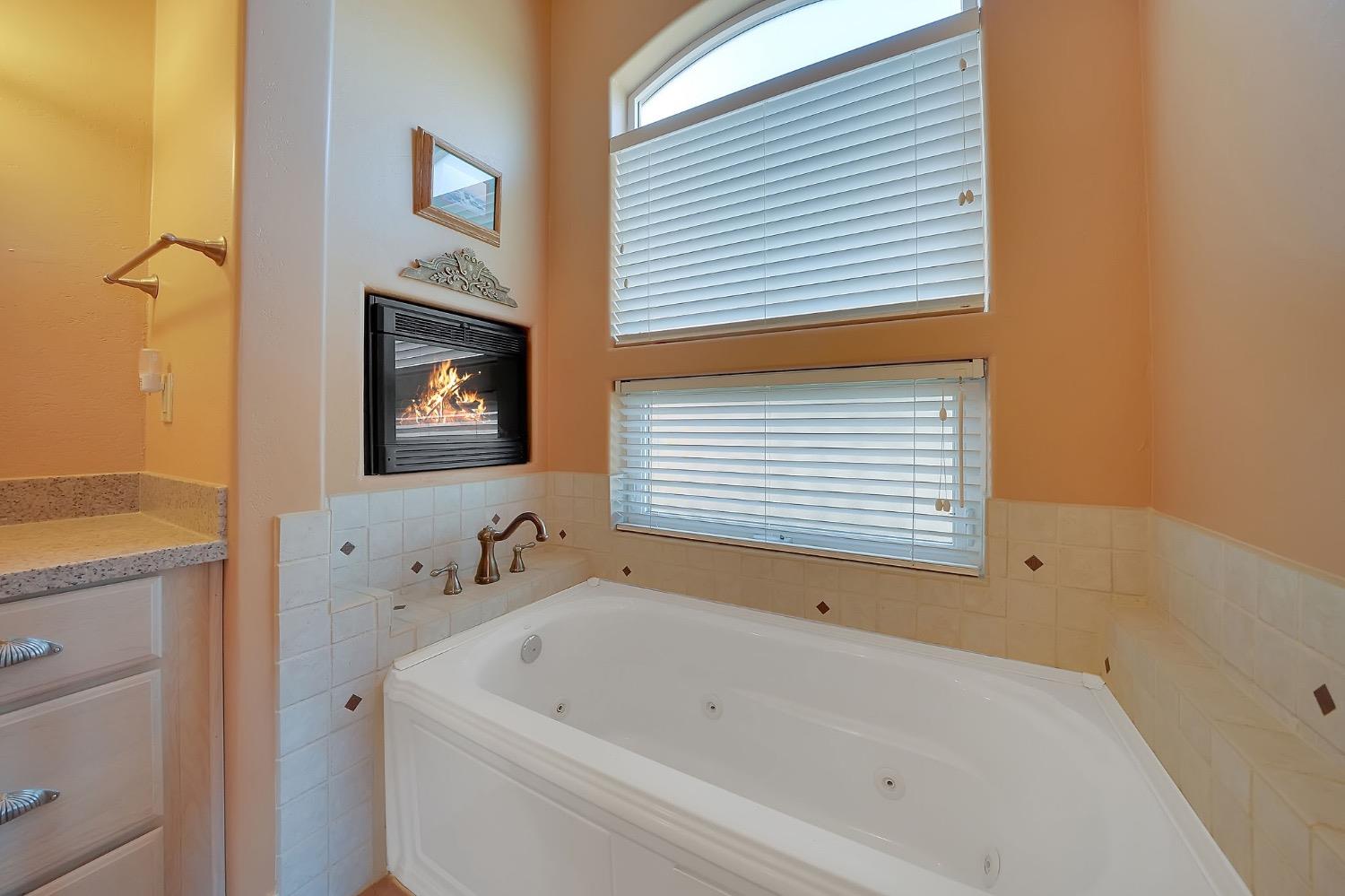 125 Raylan Drive Sutter Creek, CA 95685 - Photo 34 of 79 a bathroom with bathtub and window