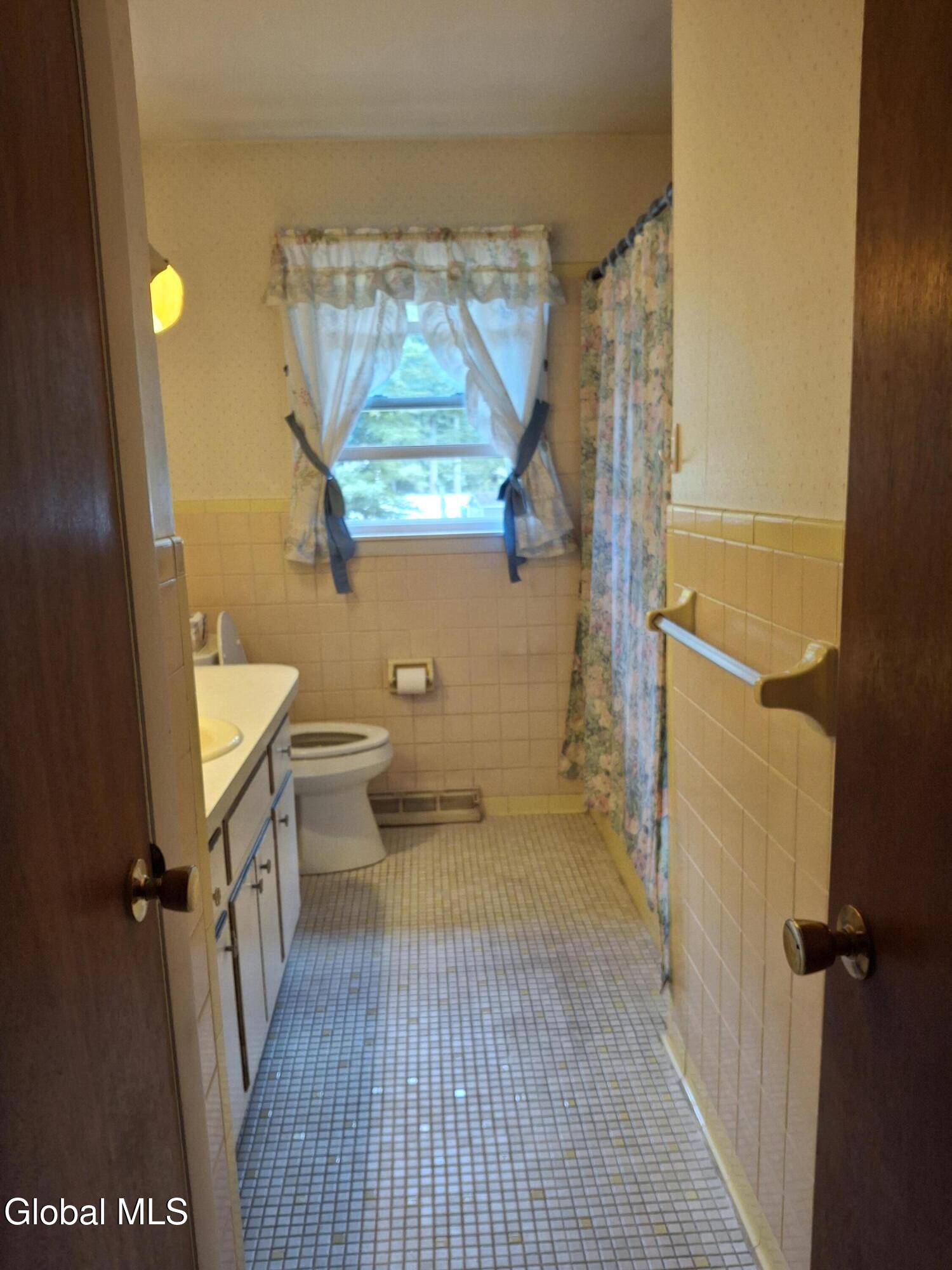 3087 Lone Pine Road Schenectady, NY 12303 - Photo 27 of 54 Upstairs bath