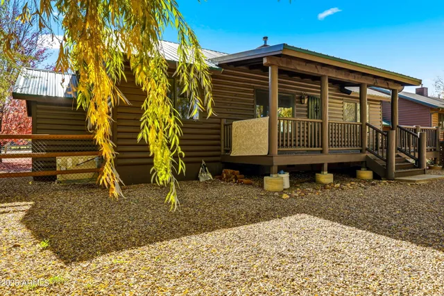 a view of yard with tree