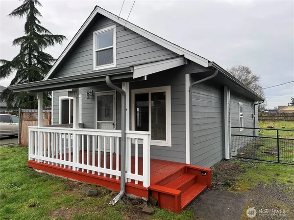 a view of a small house with a small yard