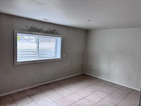 $2,500 | 224 East Heather Terrace, Round Lake Beach, IL 60073