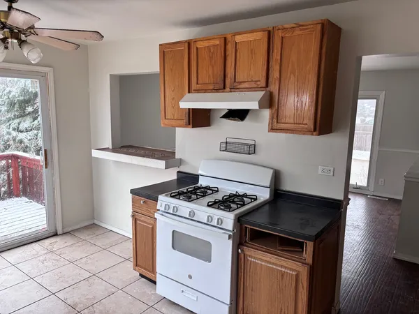 $2,500 | 224 East Heather Terrace, Round Lake Beach, IL 60073