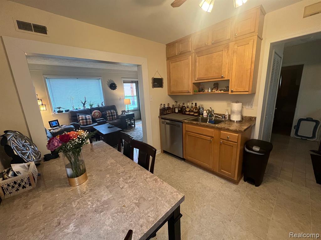 2727 Normandy Road Royal Oak, MI 48073 - Photo 8 of 32