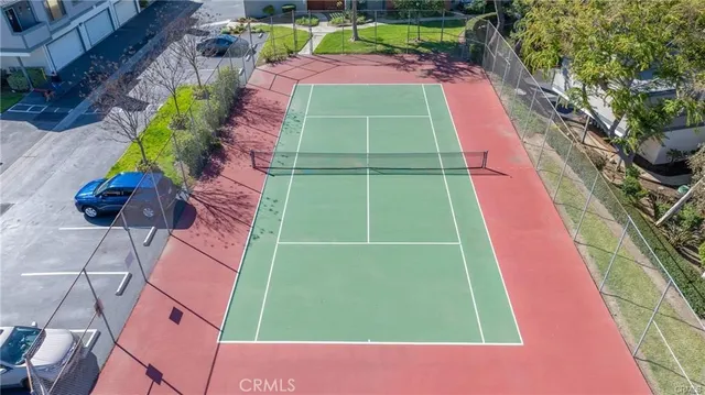 a picture of a tennis court