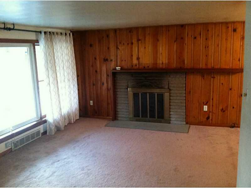 290 Coraopolis Road Coraopolis, PA 15108 - Photo 5 of 19 Living Room.