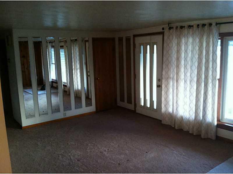 290 Coraopolis Road Coraopolis, PA 15108 - Photo 6 of 19 Entry/Foyer.
