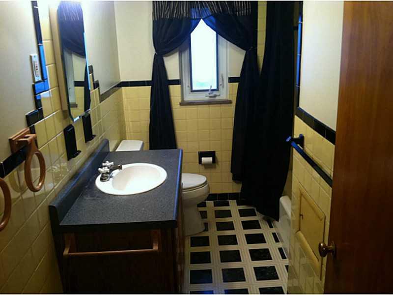 290 Coraopolis Road Coraopolis, PA 15108 - Photo 7 of 19 Full Bath.
