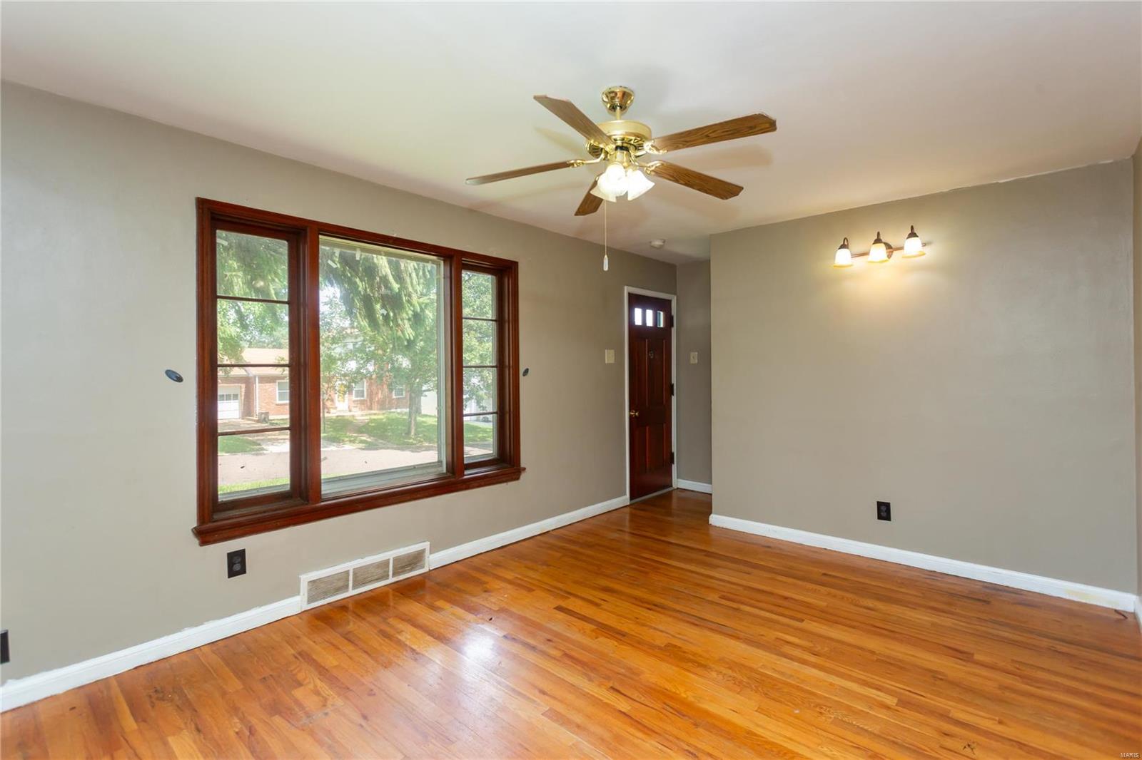 9218 Alpine Drive St. Louis, MO 63123 - Photo 2 of 22