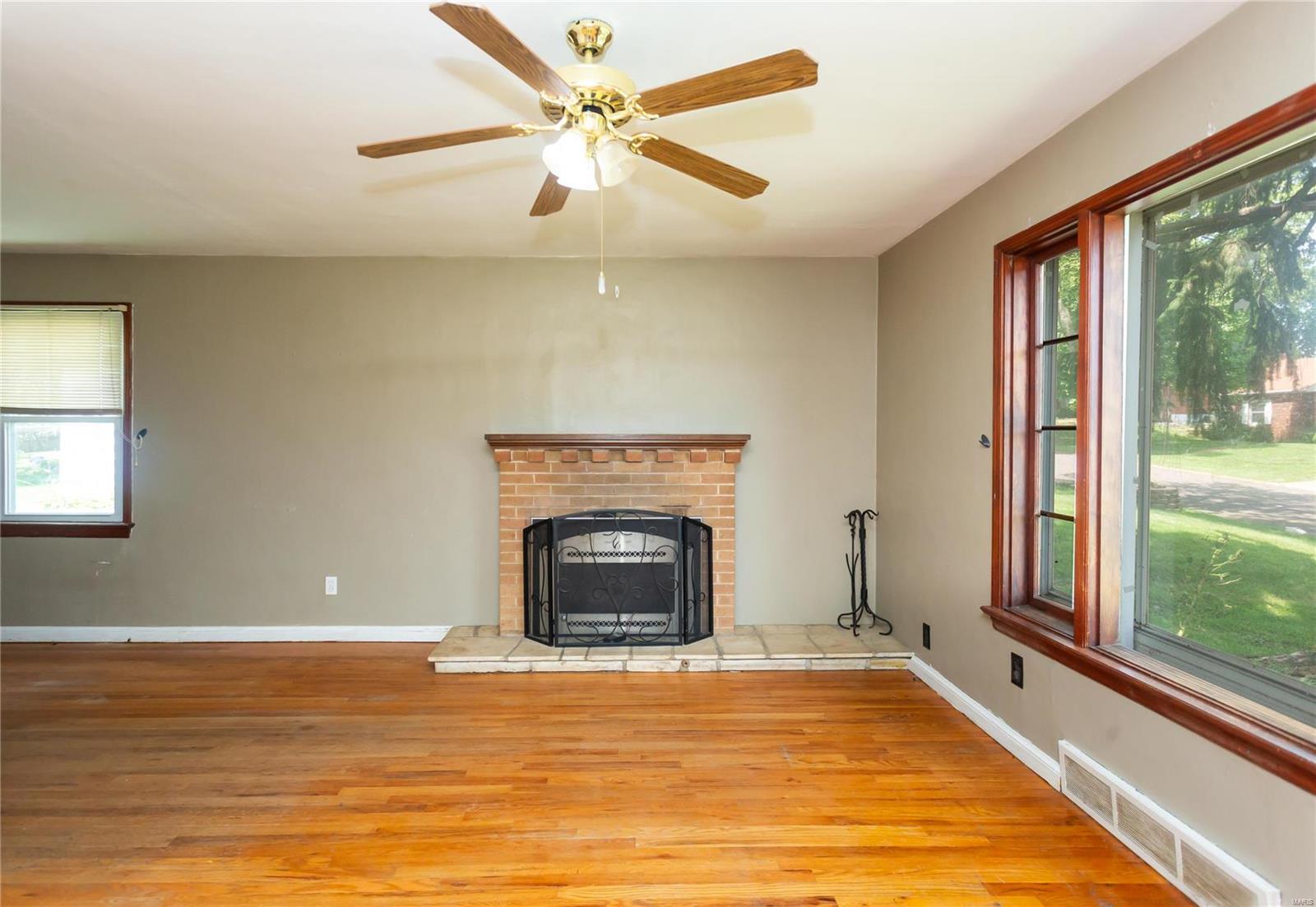 9218 Alpine Drive St. Louis, MO 63123 - Photo 3 of 22