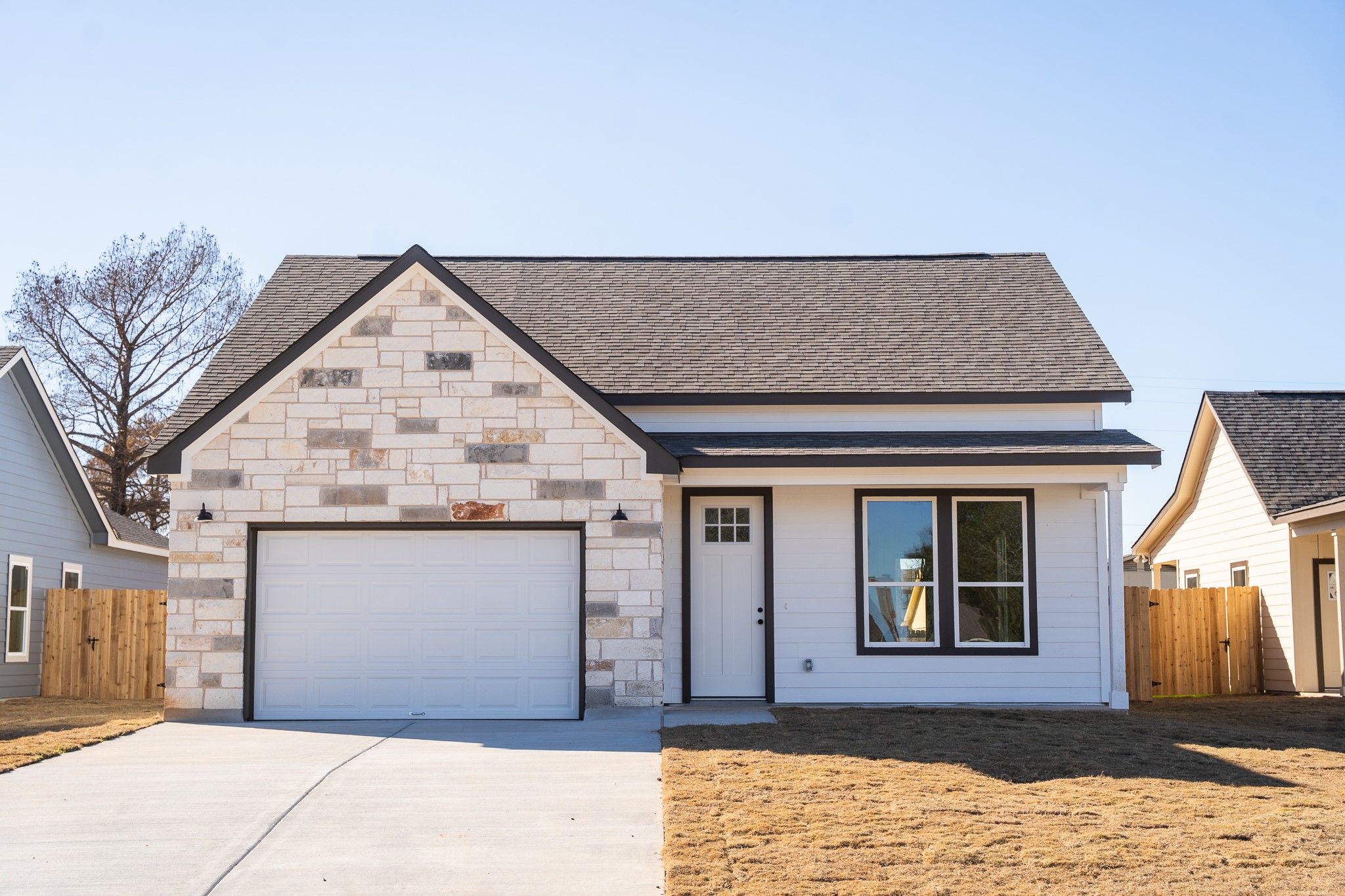 313 String Prairie Way Smithville, TX 78957 - Photo 3 of 18 a front view of a house