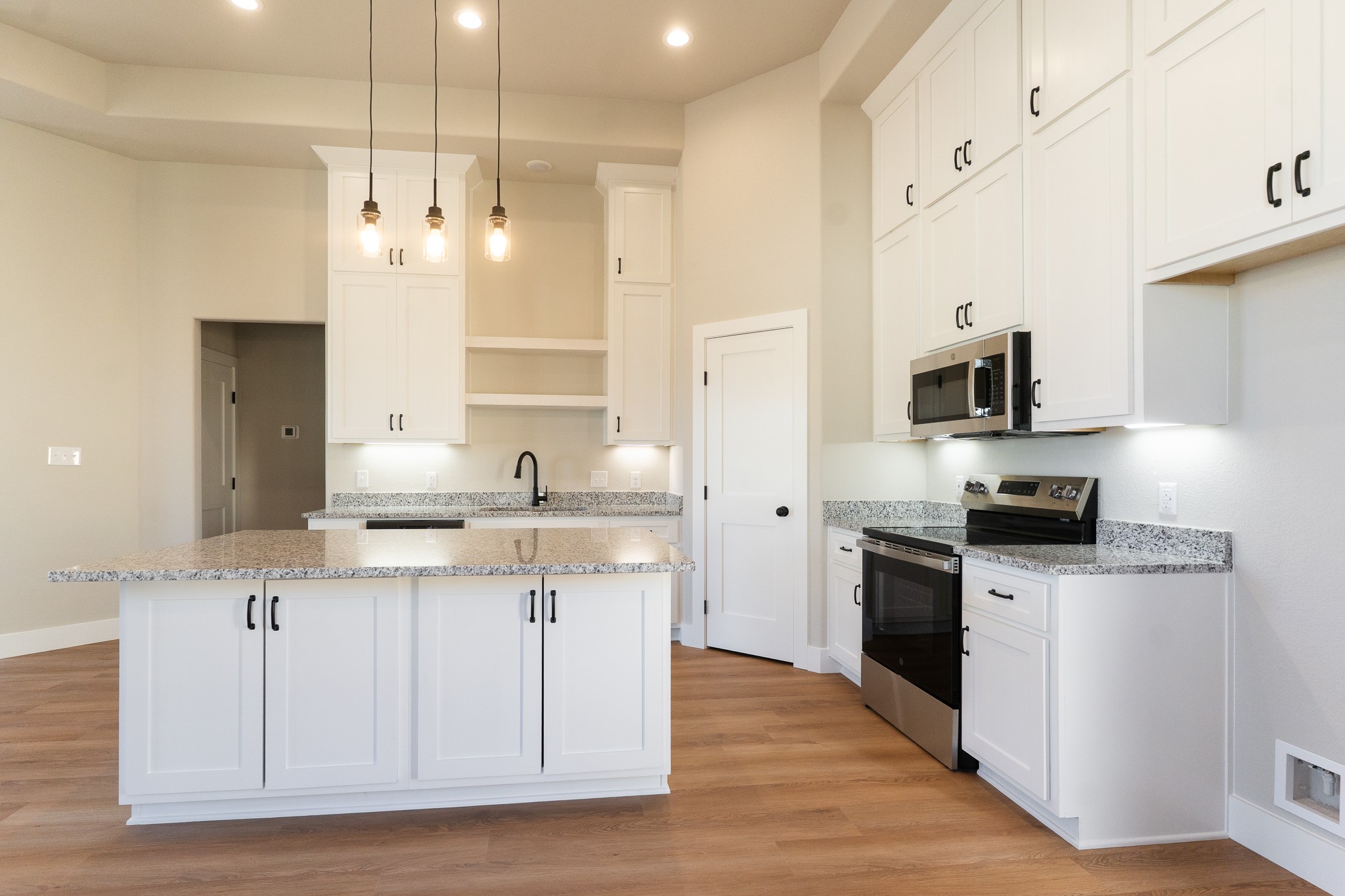 313 String Prairie Way Smithville, TX 78957 - Photo 5 of 18 a large kitchen with granite countertop a sink a counter space appliances and cabinets
