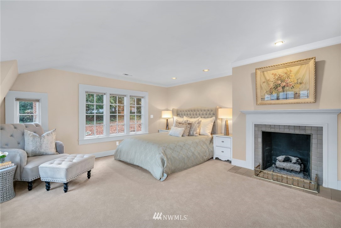 3808 Hunts Point Road Hunts Point, WA 98004 - Photo 15 of 24 a spacious bedroom with a bed and a couch