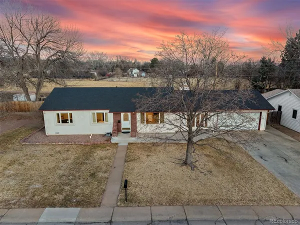 a view of a house with a yard