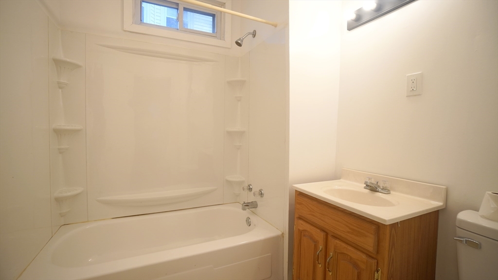 75-77 Sycamore Street Springfield, MA 01109 - Photo 17 of 40