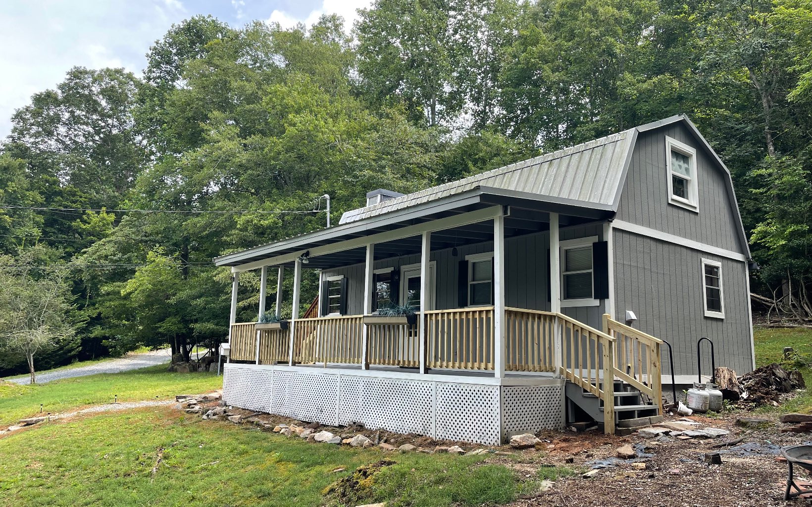 a view of house with a yard