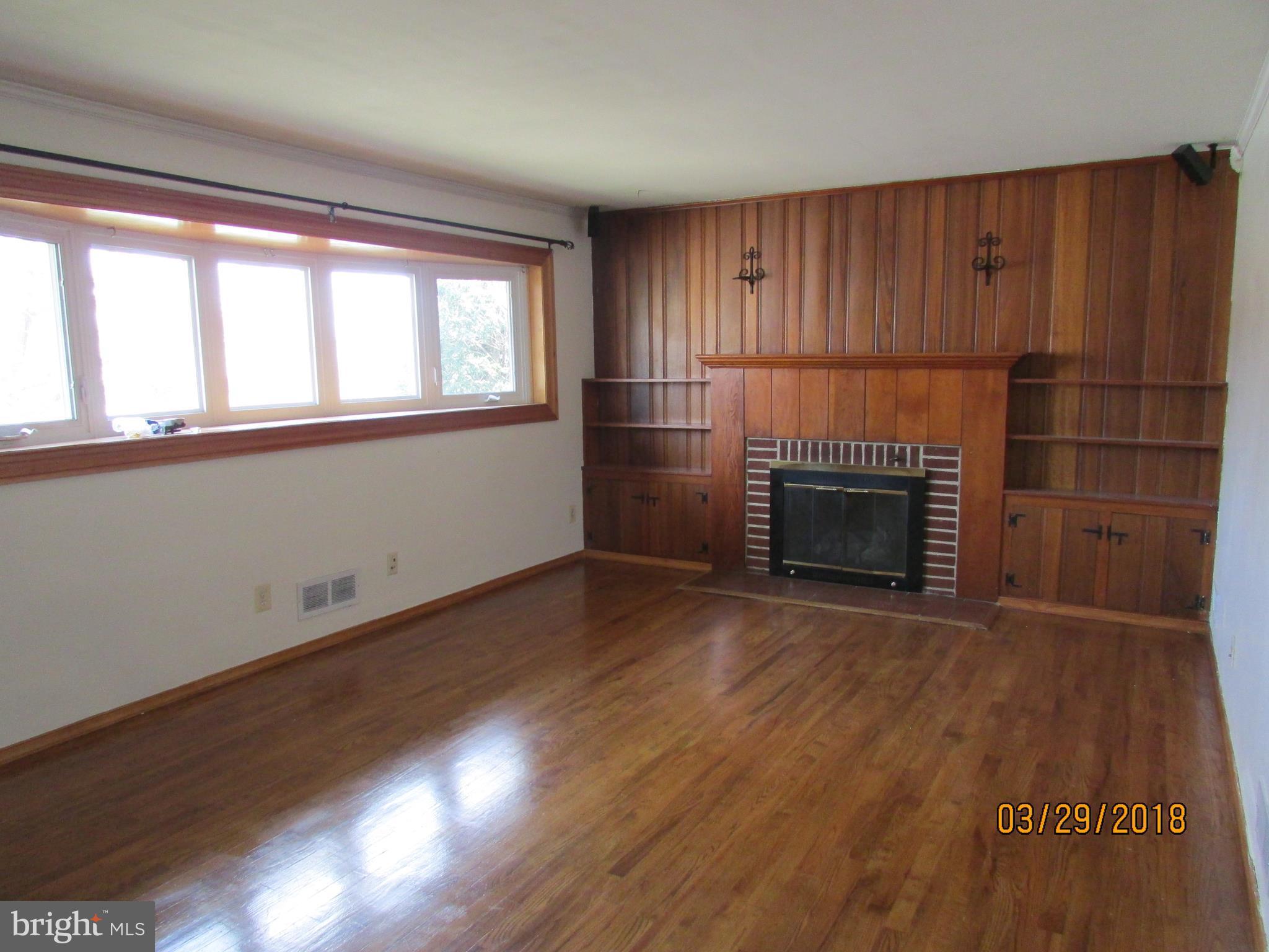 4251 Darleigh Road Baltimore, MD 21236 - Photo 2 of 30 Living Room