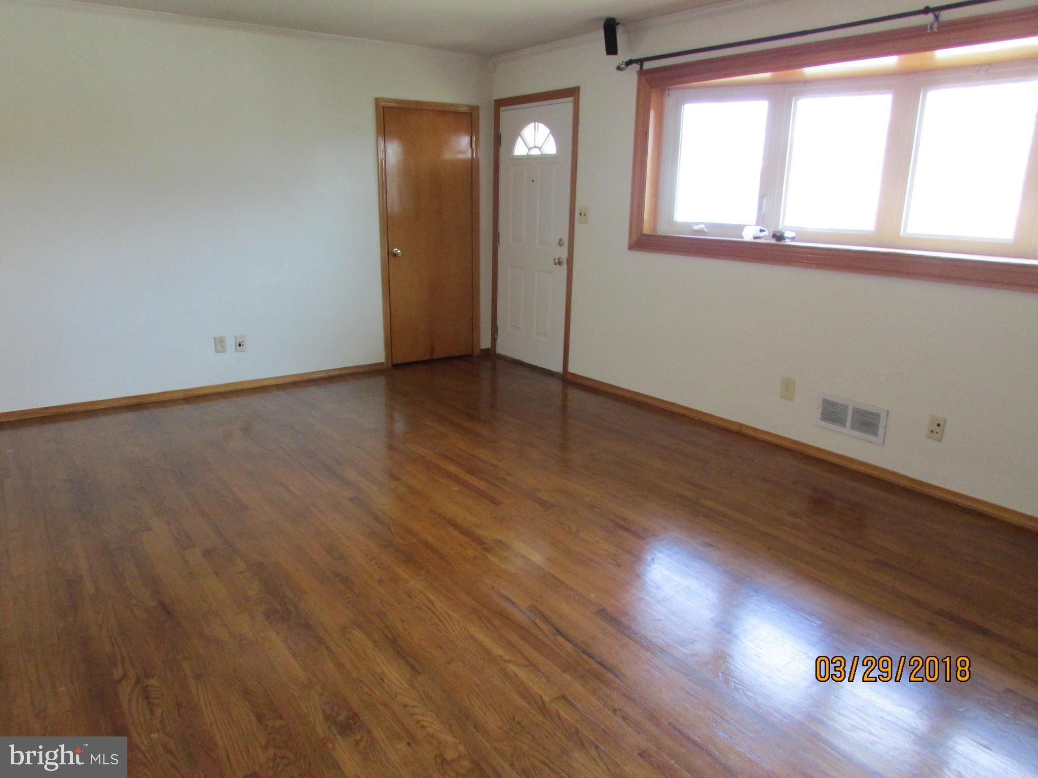 4251 Darleigh Road Baltimore, MD 21236 - Photo 3 of 30 Living Room