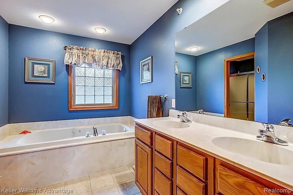 19931 Inkster Road Romulus, MI 48174 - Photo 13 of 18 Dual sinks with Jacuzzi tub