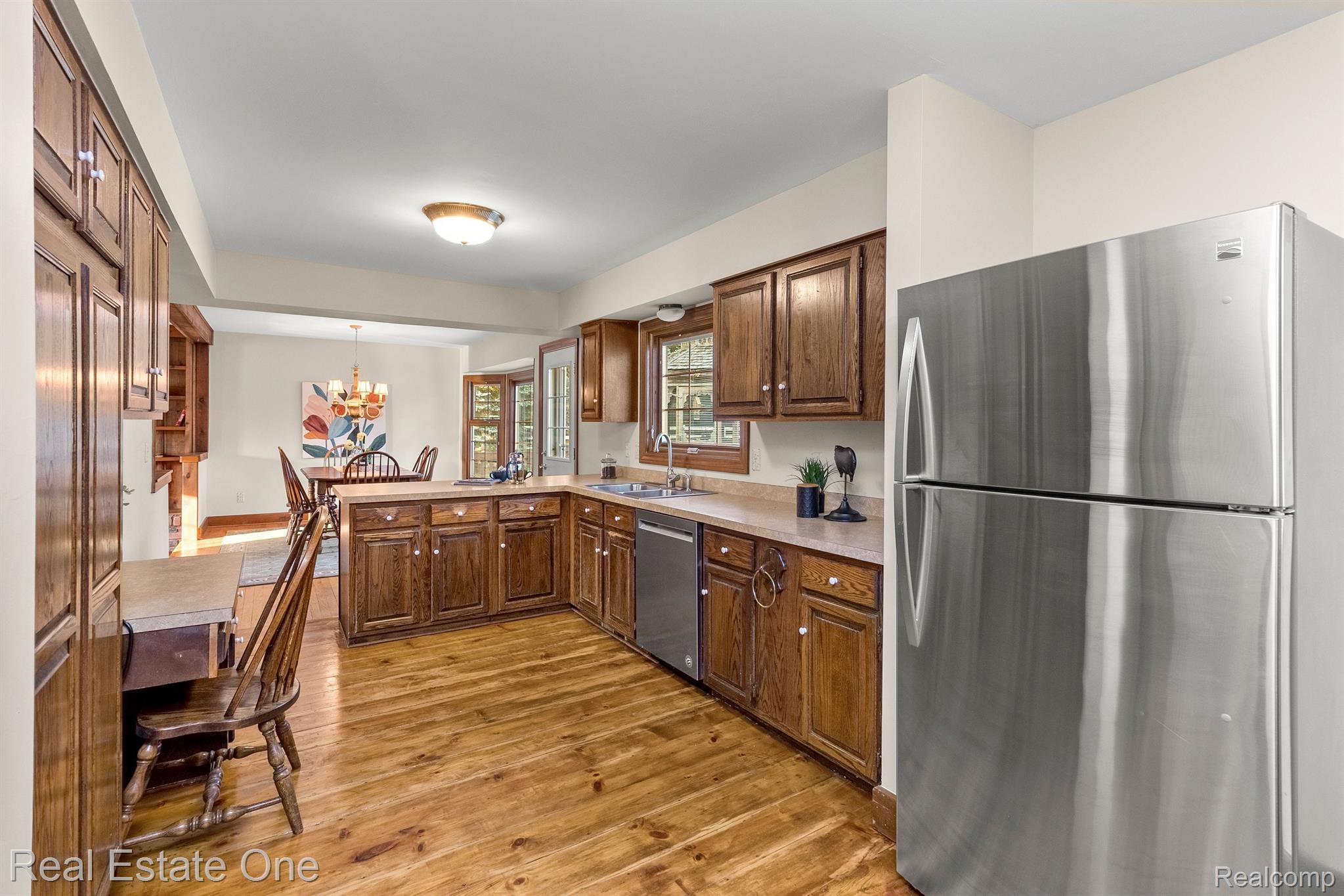 11260 Hartland Road Fenton, MI 48430 - Photo 20 of 73 Built in desk on left + pantry cabs, SS appliances