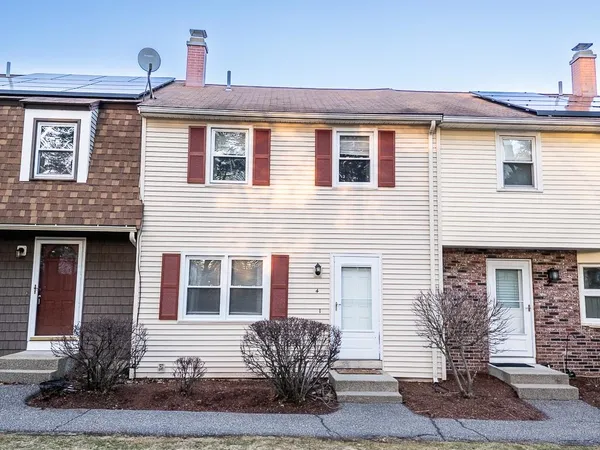 $335,000 | 4 Stonegate Lane, Unit 4, Derry, NH 03038