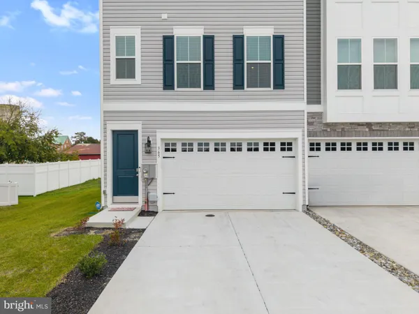 a view of a house with backyard and a yard