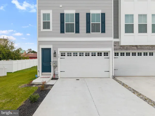 a view of a house with backyard and a yard