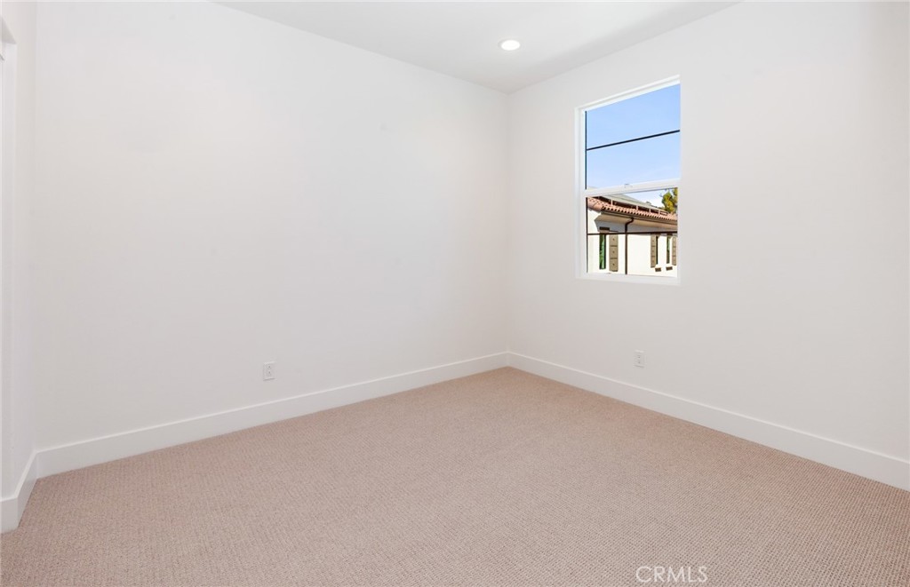 150 Bridle Drive Burbank, CA 91506 - Photo 28 of 36 an empty room with a window