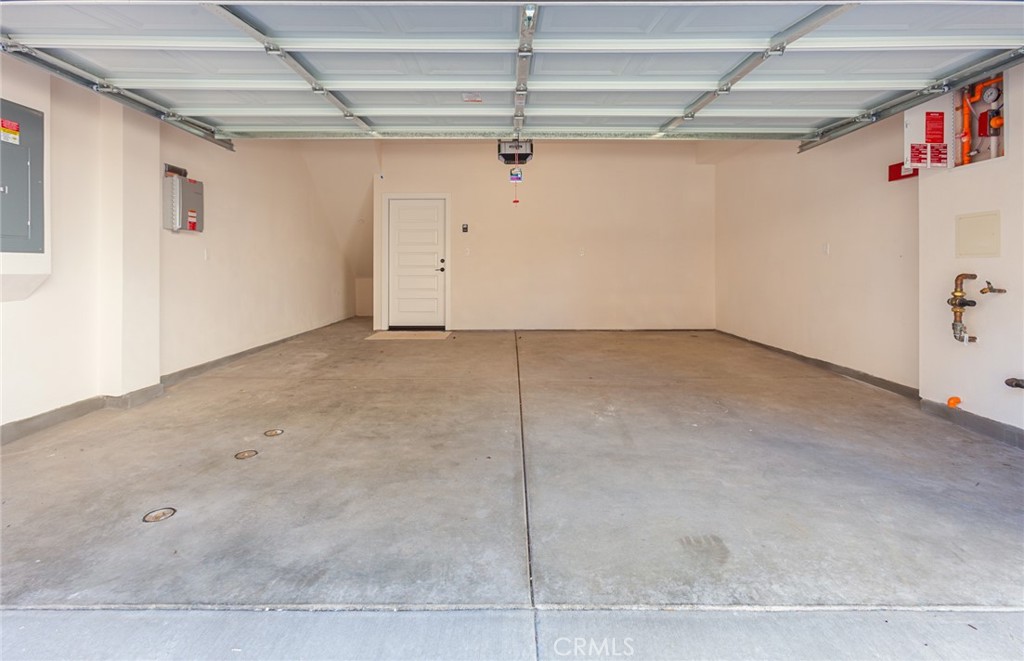 150 Bridle Drive Burbank, CA 91506 - Photo 3 of 36 a view of a garage