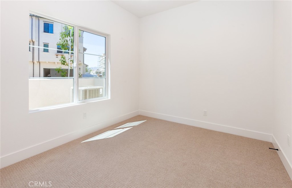 150 Bridle Drive Burbank, CA 91506 - Photo 9 of 36 an empty room with a window