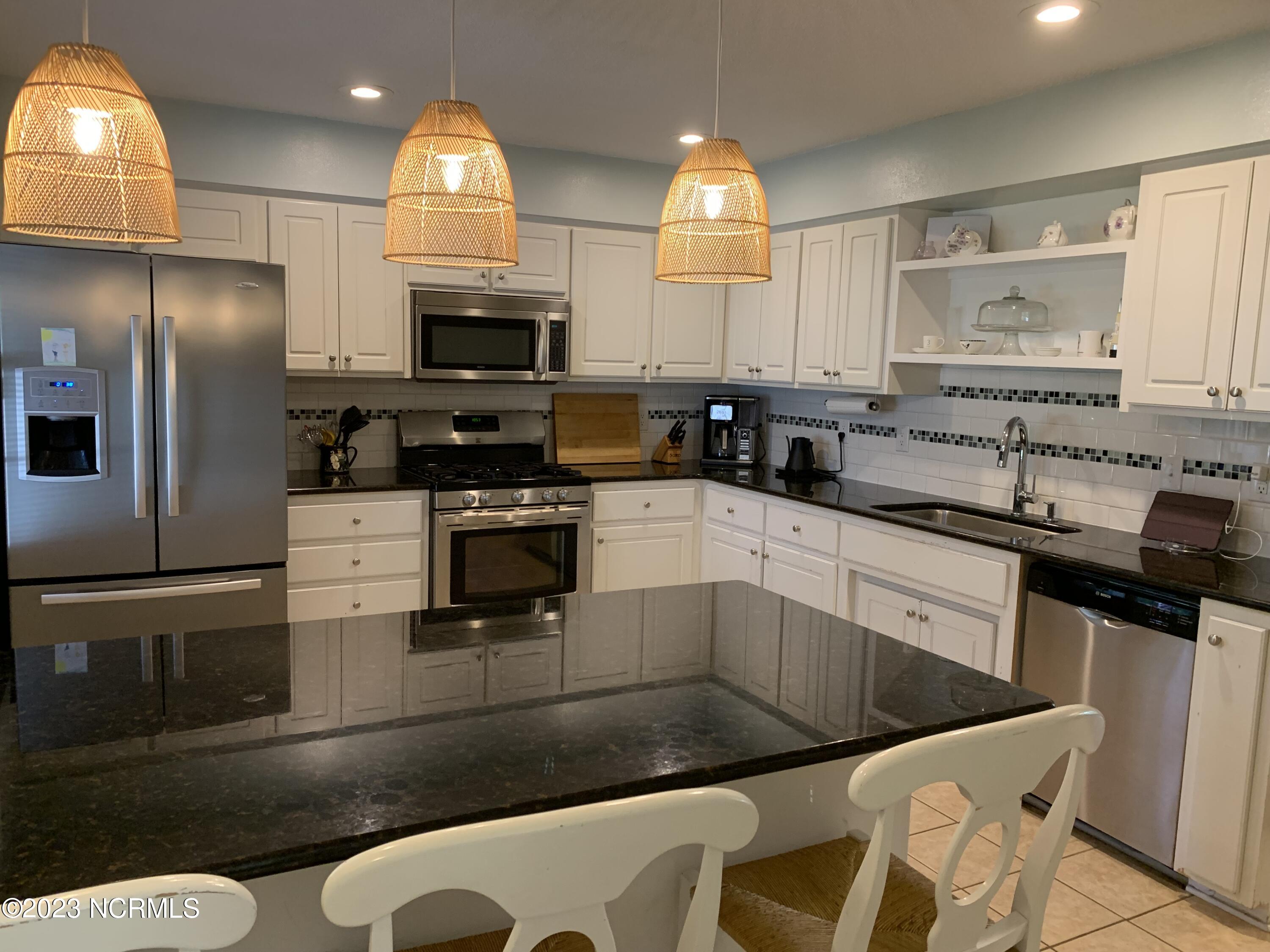 111 Geneva Road New Bern, NC 28562 - Photo 19 of 40 Kitchen has an island with breakfast bar