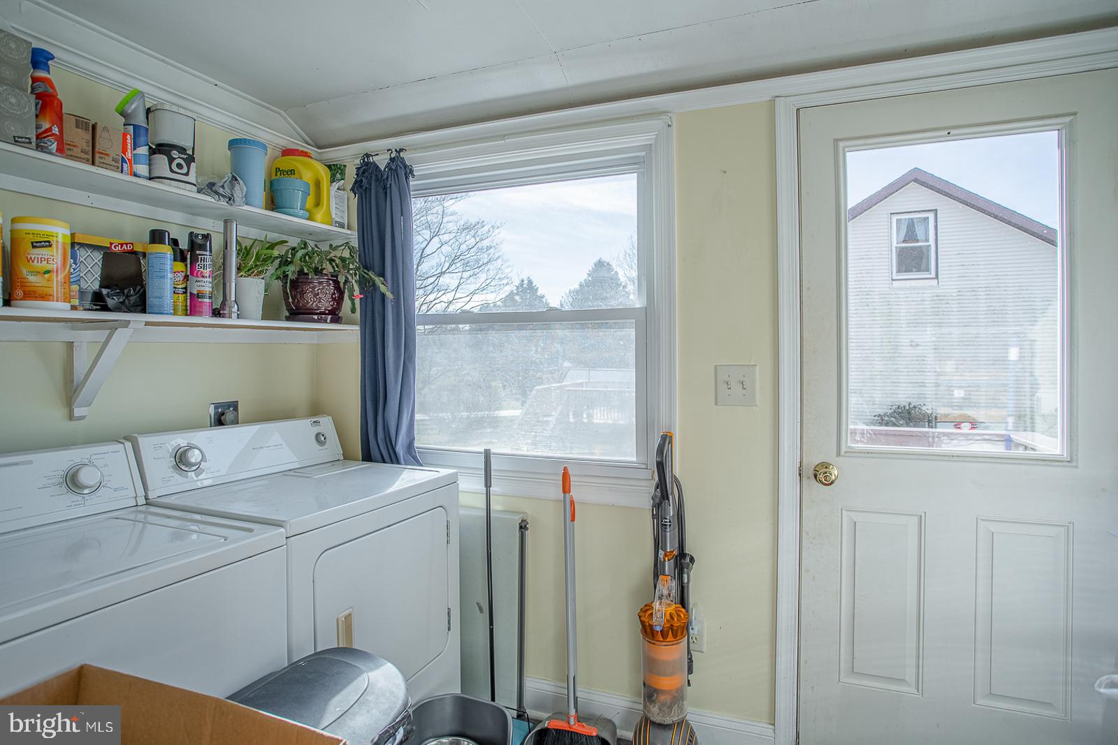 385 Zynn Road Downingtown, PA 19335 - Photo 22 of 38 Laundry /Mud room