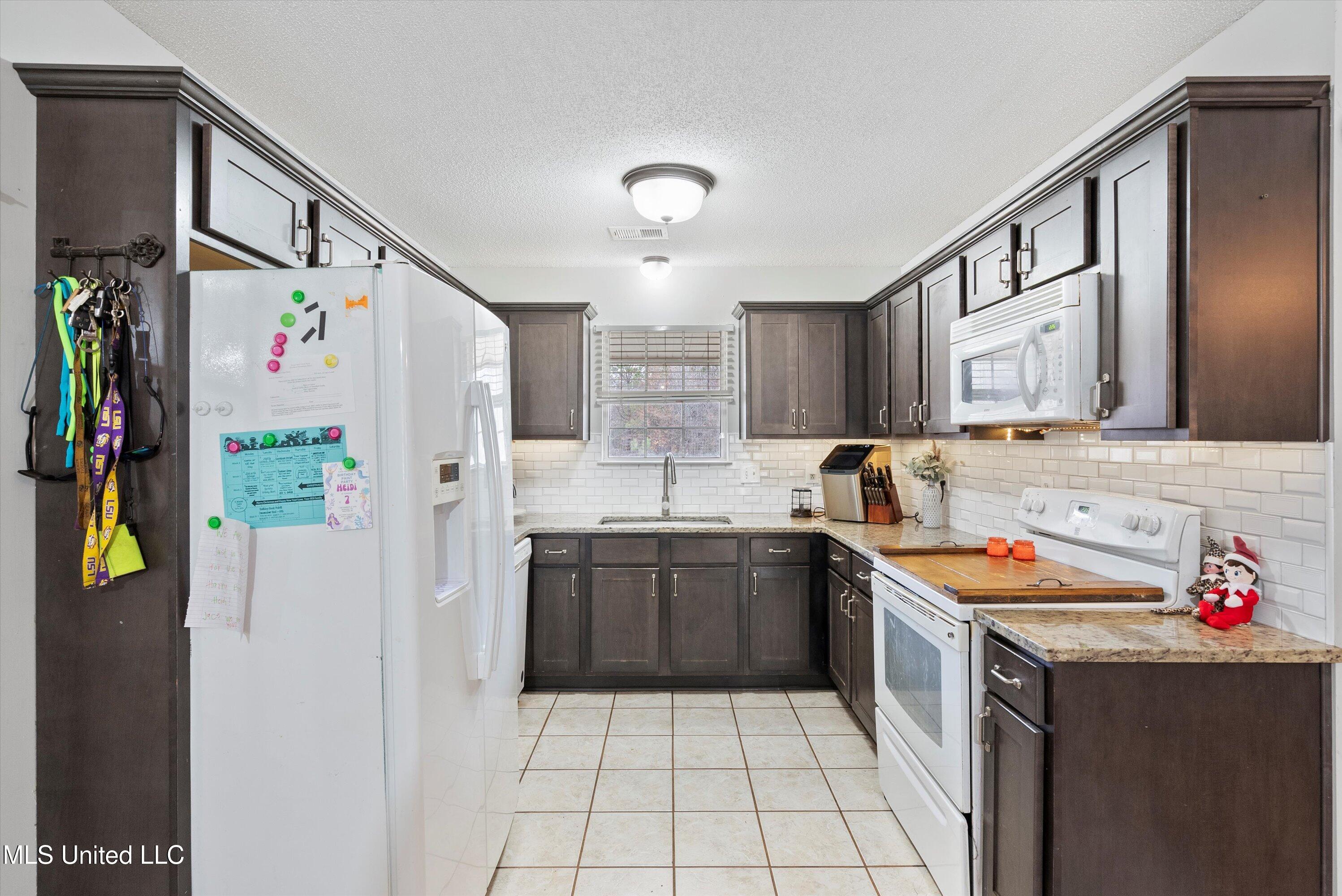 148 Waverly Road Senatobia, MS 38668 - Photo 8 of 25 08-DSC05277