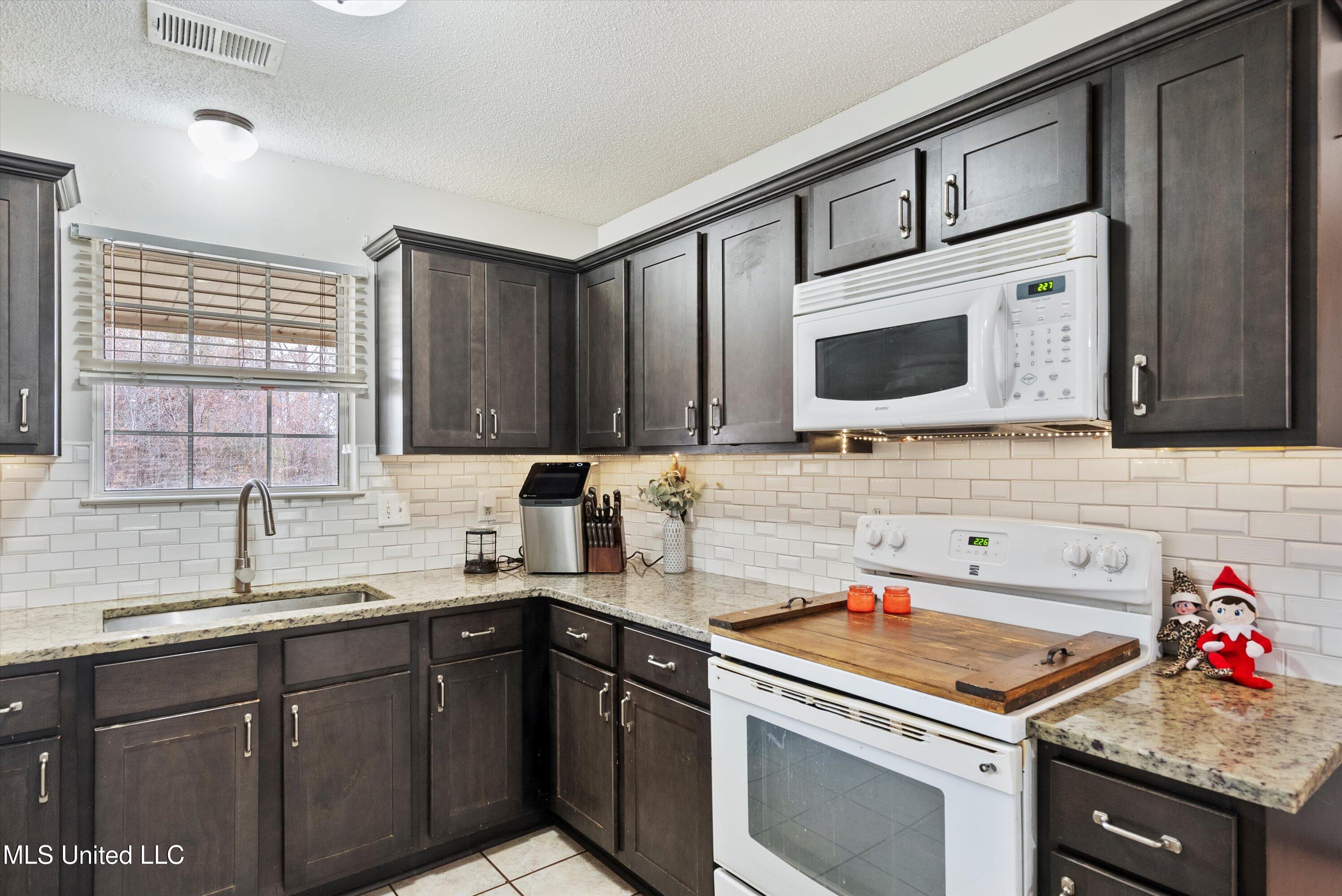 148 Waverly Road Senatobia, MS 38668 - Photo 9 of 25 09-DSC05282