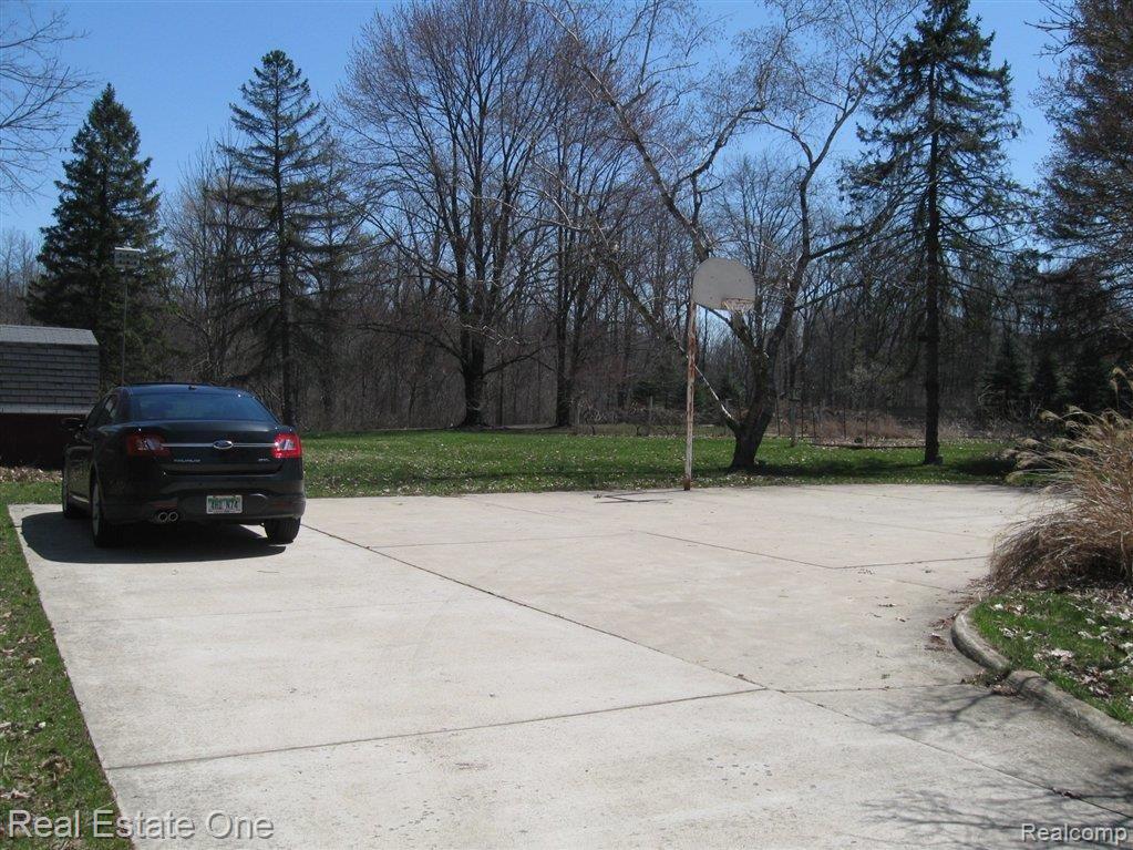 55890 Jewell Road Utica, MI 48315 - Photo 3 of 15 Large Driveway.JPG
