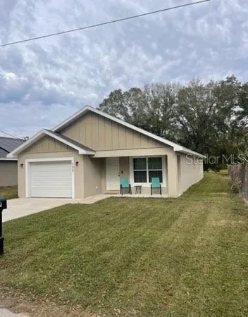 a view of a house with a yard