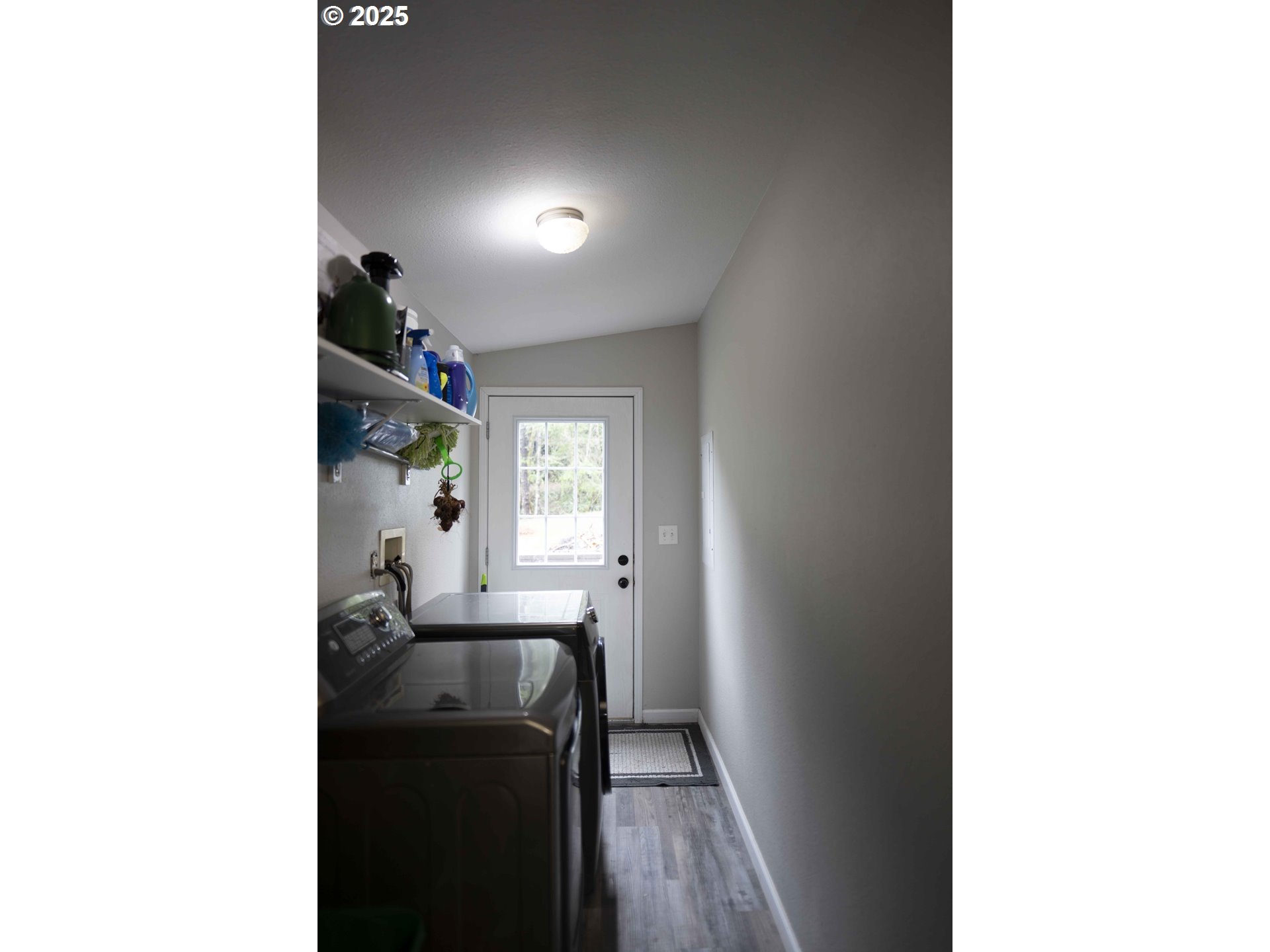 6228 Upper Cow Creek Road Azalea, OR 97410 - Photo 29 of 47 a picture of a living room with a sink