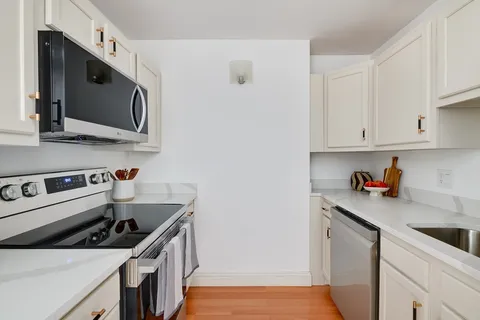 $1,095,000 | 1580 Massachusetts Avenue, Unit 7C, Cambridge, MA 02138