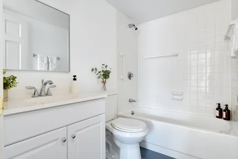 $1,095,000 | 1580 Massachusetts Avenue, Unit 7C, Cambridge, MA 02138