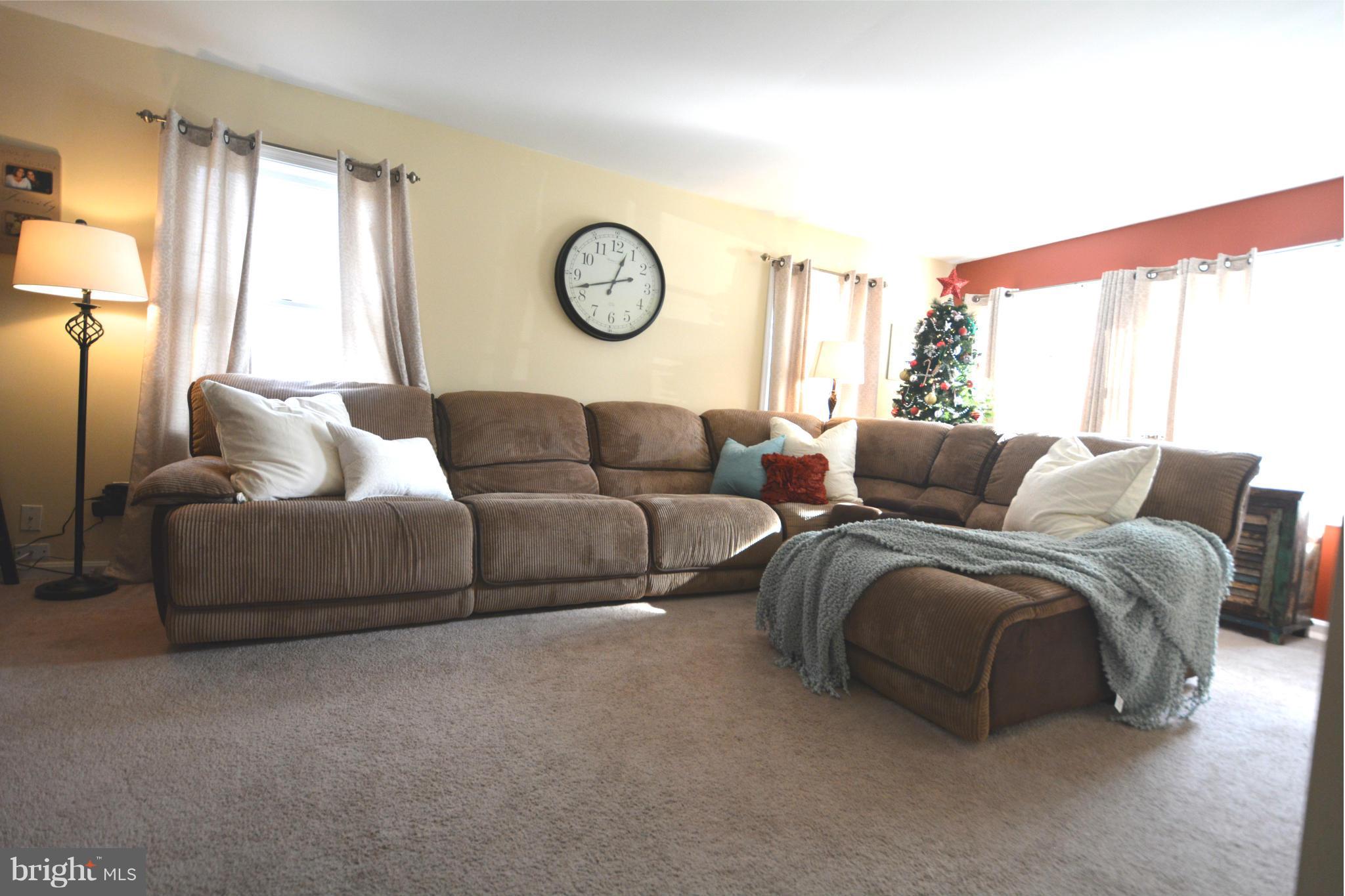 1912 Arundel Road Pasadena, MD 21122 - Photo 11 of 30 Living Room